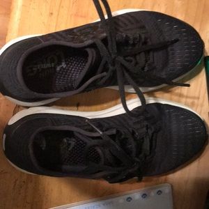 Black under armour tennis shoes